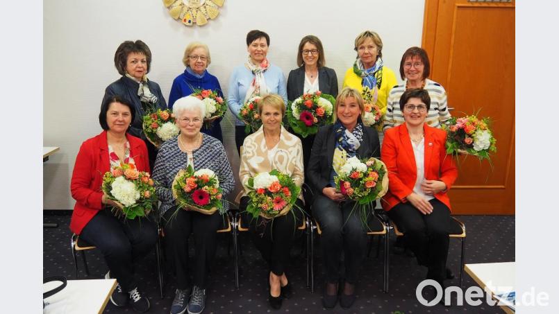 Blumen für den alten (sitzend) und neuen Vorstand (stehend) im Arbeitskreis Unternehmerfrauen im Handwerk Nordoberpfalz. Neue Vorsitzende ist Karin Riedel (stehend, Vierte von links). Sie folgt auf Gerlinde Reindl (sitzend, Dritte von links). Bild: Bühner