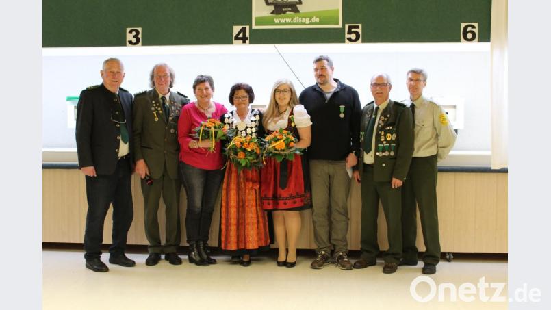 Die neuen Würdenträger bei der Schützengesellschaft Birgland-Betzenberg (von links): Ehrenschützenmeister Erwin Schötz, Erster Sportleiter Ernst Kölbel, Erster Ritter Margit Dehling, Schützenkönigin Anita Utz, Liesl Selina Gürtler, Zweiter Ritter Alexander Schötz, Zweiter Schützenmeister Helmut Schötz und Zweiter Sportleiter Gerd Kölbel. Bild: sis