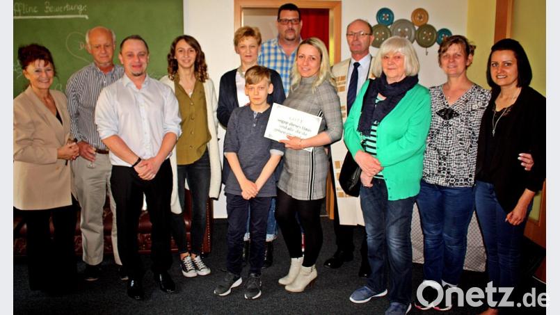 Tanja Schwab (Fünfte von rechts) eröffnet ihre Nähwerkstatt mit Gabi Laurich (Fünfte von links), Markus Krapf (Sechster von rechts) und Pfarrer Heribert Engelhard (Vierter von rechts). Bild: R. Kreuzer