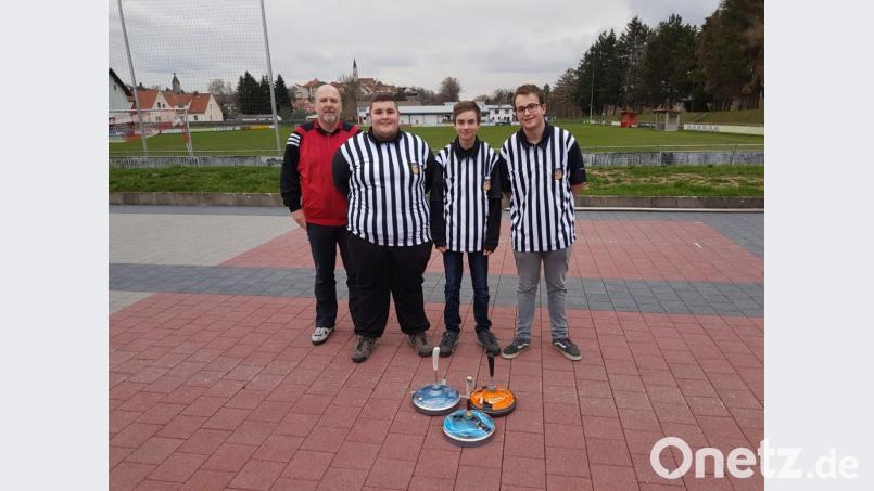 Spartenleiter Albert Bauer gratulierte seinen frisch gebackenen Schiedsrichtern Lukas Blödt, Christoph Wiederer und Jonathan Süß (von links) zur bestandenen Prüfung.