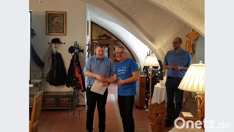 Distrikt-Vorsitzender Peter Frank aus Altdorf zeichnete Konrad Schuller (rechts) aus Tännersreuth mit der Distrikt-Ehrennadel aus. Bild: kro