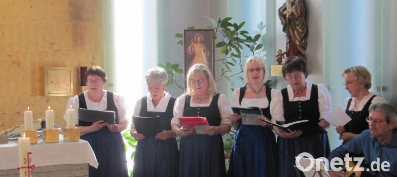 Die OWV-Gesangsgruppe mit Gitarrist Peter Wimmer gestaltete die Trachtenmesse im Seniorenheim „Mühlbühlstraße“. Bild: hä