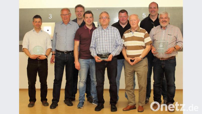 Siegerehrung nach dem Gemeinderatsschießen (von links): Hubertus von Eyb, Johann Bauer, Thomas Kryschak, Thomas Wiedenbauer, stellvertretender Bürgermeister Michael Götz, Christian Deinzer, Altbürgermeister Albert Gruber, Armin Kryschak und Hermann Sturm. Bild: wec