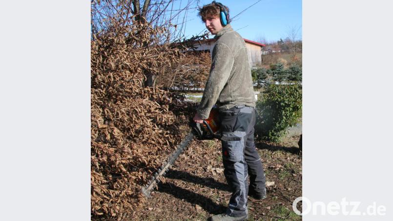 Maximilian Ehinger hat Spaß an der Gestaltung und an seiner Arbeit im Grünen. Weniger glücklich ist er über den langen Weg zur Berufsschule. Bild: jrh