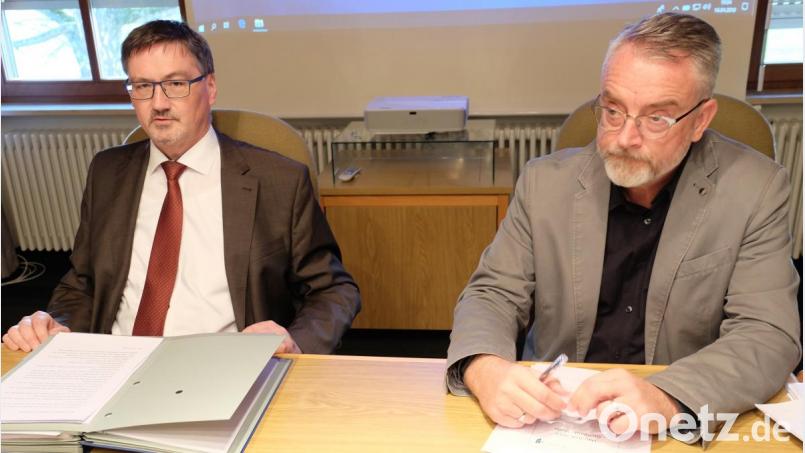 Bei der gemeinsamen Haushalts-Vorstellung spricht Bürgermeister Hans Prechtl (links) von einem Haushalt mit Zukunftskurs. Kämmerer Thomas Krapf überzeugt mit soliden Zahlen. Bild: ohr