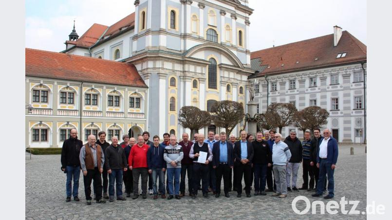 Das Vorstandsgremium und Geehrte des Distrikts Bayern-Ost des Deutschen Amateur-Radio-Clubs beim Treffen in Waldsassen. Bild: kro