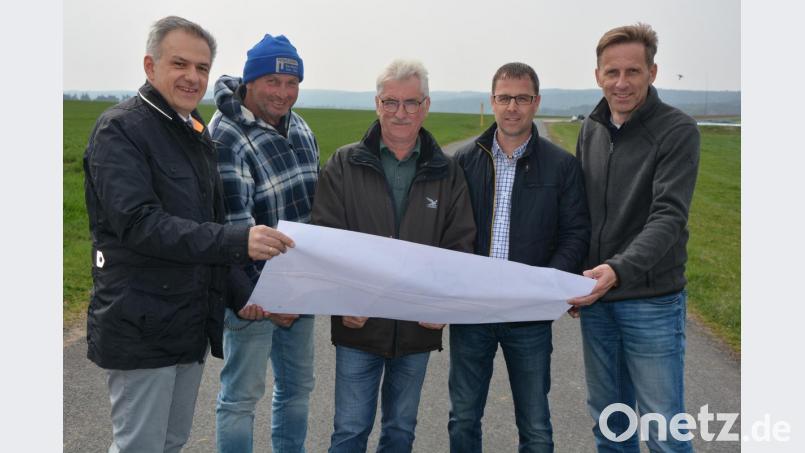 Auf dem Gemeindegebiet der Stadt Mitterteich wird die Straße zwischen Oberteich und Triebendorf (Markt Wiesau) ausgebaut. Bürgermeister Roland Grillmeier, Polier Wolfgang Fischer, Bauleiter Helmut Auer (beide Firma Dankerl), Bauamtsleiter Thomas Grillmeier und Robert Ernstberger (Ingenieurbüro Bork) informierten über das Projekt. Bild: jr