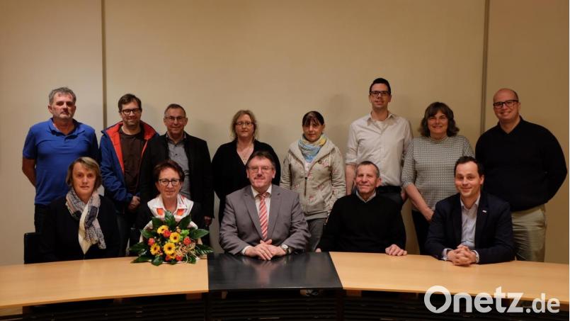 BRK-Kreisgeschäftsführer Sebastian Schaller (sitzend, rechts), Bürgermeister Hans-Martin Schertl (Mitte) und die Organisatorin Brigitte Ringelstetter (sitzend, Zweite von links) ehren die oftmaligen Blutspender bei einer Feierstunde im Vilsecker Rathaus. Bild: Stefanie Gradl