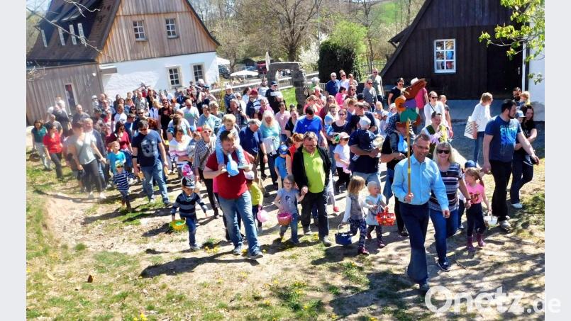 Michael Pöllath vom Fichtelgebirgsverein führt den Tross an, der sich in zwei Gruppen auf die Suche nach insgesamt 1100 Ostereier macht. Bild: hai