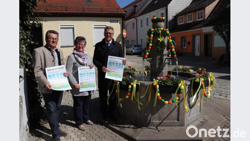 Bürgermeister Franz Stahl (rechts) und der Vorsitzende des Stadtmarketingvereins, Dr. Maximilian Schön (links), bedankten sich persönlich bei Gabriele Laubert, 1. Vorsitzende des OGV, für die spontane diesjährige und langfristig weitere Oster-Gestaltung des Brunnens. Bild: exb