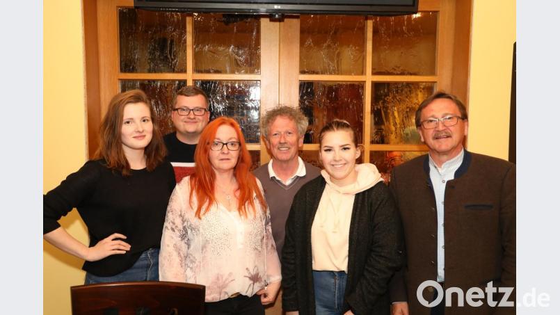 Auch der Vorstand verjüngt sich. Neu im Vorstand sind als Jugendleiterin Melissa Chousein (zweite von rechts) und Beisitzerin Maria Dietrich (links). Mit auf dem Bild (von links) Kassier Markus Knodt, zweite Vorsitzende Alexandra Gmeiner, Vorsitzender Bernhard Reis und Bürgermeister Hans Donko. Bild: njn