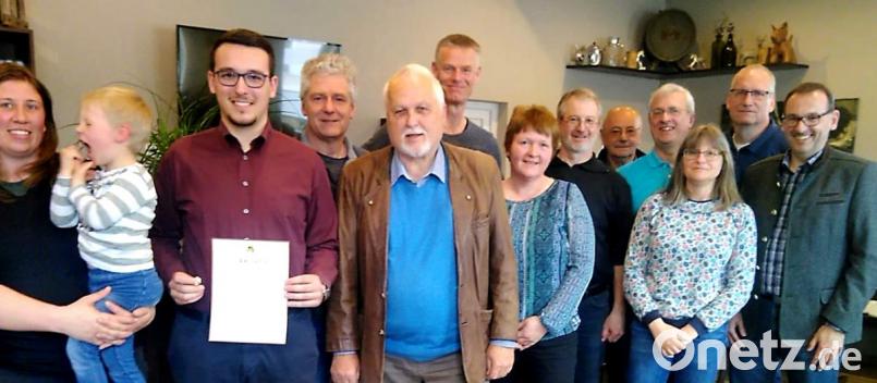 Für 15 Jahre Mitgliedschaft wurde Maximilian Sailer (Dritter von links) vom Vorsitzenden Robert Lindner (Vierter von links) ausgezeichnet. Alfons Barth (Fünfter von links) ist 60 Jahre dabei. Vorsitzender Robert Lindner ernannte ihn zum Ehrenmitglied. Bild: mef