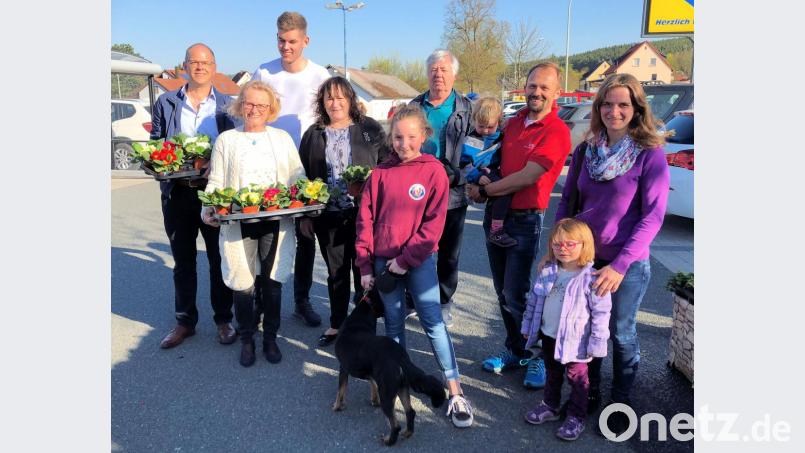 Bundestagsabgeordnete Marianne Schieder, SPD-Markträte und-Mitglieder verteilten an Ostern kleine Blumengrüße. Bild: exb