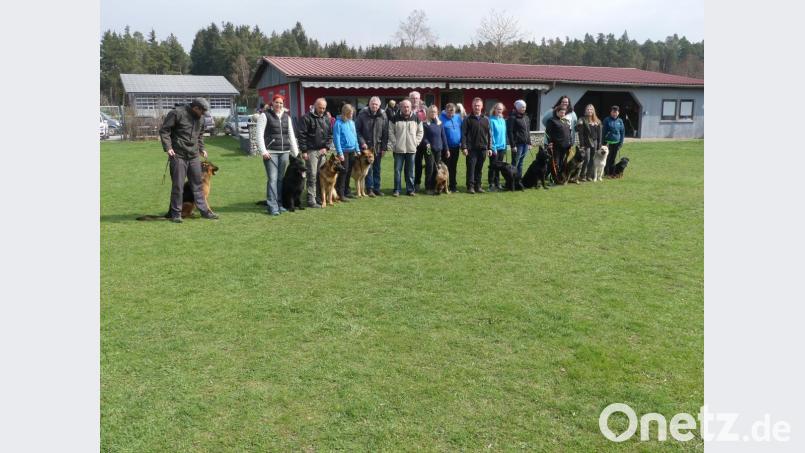 Leistungsrichter Bernhard Babl (Mitte, helle Jacke) lobt den guten Ausbildungsstand der bei der Frühlingsprüfung vorgeführten Hunde. Bild: rn
