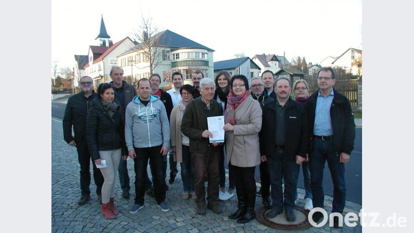 Die Gemeinde Brand ist Mitglied des "Förderverein Fichtelgebirge e.V.". Bürgermeister Ludwig König überreichte der Vorsitzenden Sybille Kießling den Aufnahmeantrag. Zusammen mit Cosima Benker (hinten, Mitte) war sie nach Brand gekommen, um die offizielle Nachricht zu überbringen, dass Brand die Sommerlounge 2020 ausrichten wird. Bild: ld