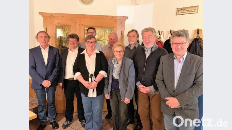 Vorsitzender Andreas Weinmann (Zweiter von links) und SPD-Bezirksvorsitzender Franz Schindler (links) ehrten die Mitglieder für ihre langjährige Treue zum SPD-Ortsverein Klardorf. Bild: kga