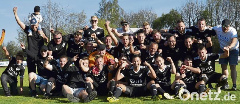 20 Siege in 22 Spielen, 61 Punkte und ein Torverhältnis von 72:13 – die SpVgg Neustadt/Kulm krönte am Ostermontag eine sensationelle Saison mit der vorzeitigen Meisterschaft. Dementsprechend in Feierlaune war die komplette Mannschaft mit Trainer und Betreuern. 	Bild: A. Schwarzmeier Bild: A. Schwarzmeier