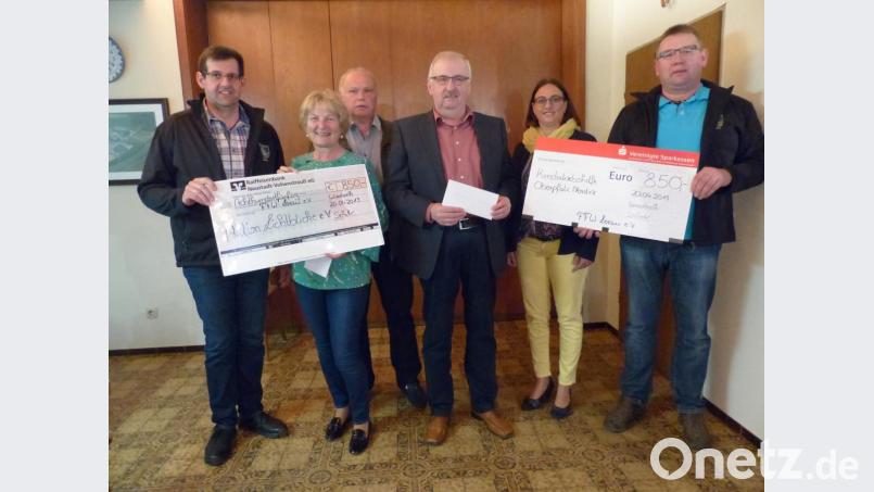 Vorsitzender Peter Schwabl überreicht an Elisabeth Wittmann (von links) symbolisch den Scheck und sein Vize Andreas Kick an Herbert Putzer (Erster und Dritter von rechts) im Beisein von Berthold Ritz und dessen Tochter Kerstin Koralewski (Dritter und Fünfte von links) Bild: sl
