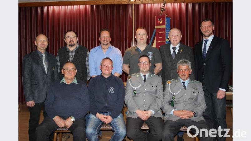 In der Kürze liegt die Würze, was bei den Neuwahlen der Reservisten, die dem Verband der Reservisten der Deutschen Bundeswehr e.V. angehören, bewiesen wurde. Im Bild (vorne von links): Gerhard Spitzl, Markus Laber, 2. Vorsitzender Matthias Seidl und 1. Vorsitzender Wolfgang Nurtsch sowie (hinten) Kreisvorsitzender Manfred Zettl, Johann Pecher, Alexander Keller, Alexander Wurm, Kreisorgaleiter Günter Bogner, und Huberth Rosner, Feldwebel für Reservistenangelegenheiten. Bild: heb