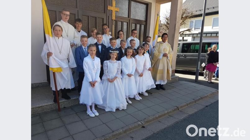 Die elf Thurndorfer Erstkommunikanten zusammen mit den Ministranten und Pater Samuel Patton. Bild: hzi