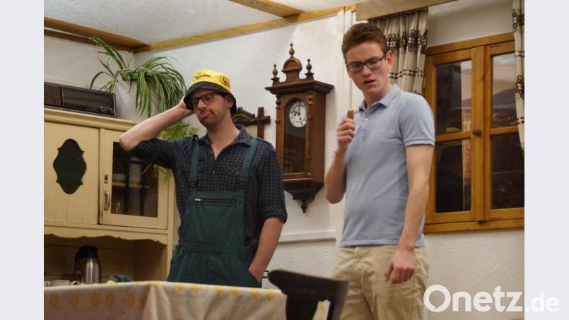 Schorschi (Andreas Rückerl) und sein Schulfreund Hansi (Johannes Brunner) hecken einen Plan für eine „Wellness-Oase“ aus. Bild: weu