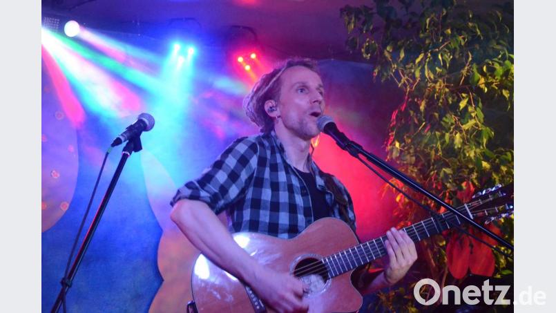 Hannes Wölfel sing "In allen Farben" von seinem Album "Unterwegs". Bild: Kunz