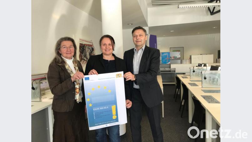 Sie setzen sich für Alleinerziehende ein (von links): Jobcenter-Geschäftsführerin Sonja Schleicher, Tanja Plach (Beauftragte für Chancengleichheit auf dem Arbeitsmarkt) und IHK-Geschäftsstellenleiter Bernhard Reif. Bild: Karin Renner, Jobcenter AM-AS/exb