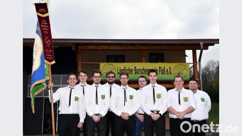 Christian Kunz (Fünfter von links) ist der neue Vorsitzende des Ländlichen Burschenvereins Floß. Die Führungsriege komplettieren (von links) Florian Strobel, Christoph Riedel, Alexander Reinl, Matthias Stahl, Maximilian Bär, Stephan Bodensteiner, Michael Volkmer und Martin Krichenbauer. Bild: bgm