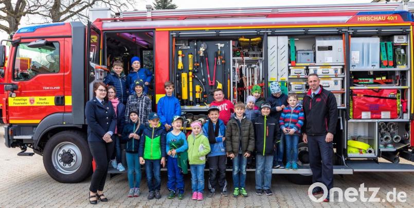 Hirschau hat seit kurzem eine Kinderfeuerwehr. Das Angebot zu einem Schnuppertag, bei dem die Kinder großen Spaß haben, stößt auf das erhoffte Interesse. Darüber freuen sich Kommandant Sebastian Jasinsky (rechts) und Kinderbetreuerin Marina Schlaffer (links). Bild: u
