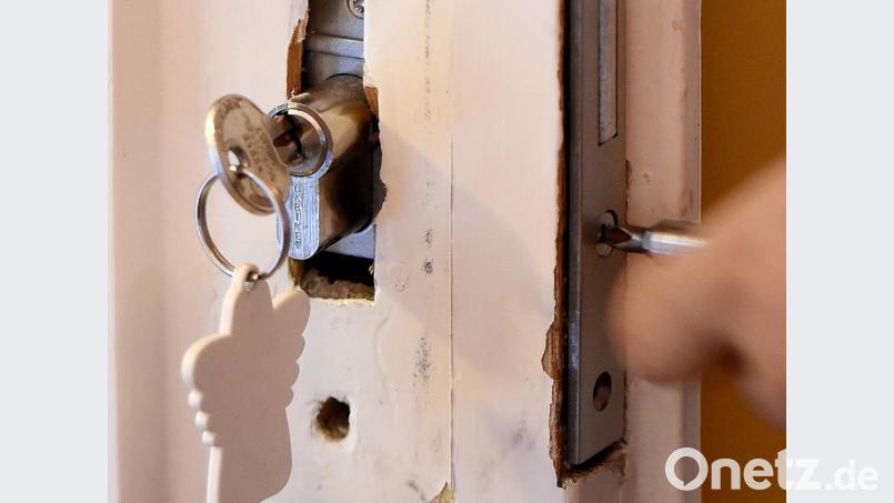 470 Euro sollte ein 25-Jähriger aus Amberg für das Auswechseln des Türschlosses zahlen. Als er die Rechnung sah, rief er die Polizei. Symbolbild: Holger Hollemann/dpa