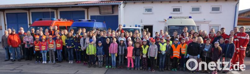 Oberpfälzer Waldverein, Feuerwehr Nabburg, Wasserwacht und THW schlossen sich der Wasserwacht an. Sie durchkämmten das Stadtgebiet und sammelten den Müll auf. Bild: dos