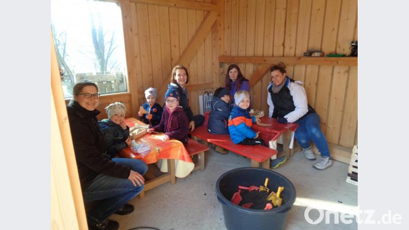 Die Elternbeiratsmitglieder der Steinwaldzwerge Pullenreuth unterstützten die Kindergartenkinder bei ihren Projekten. Bild: twg