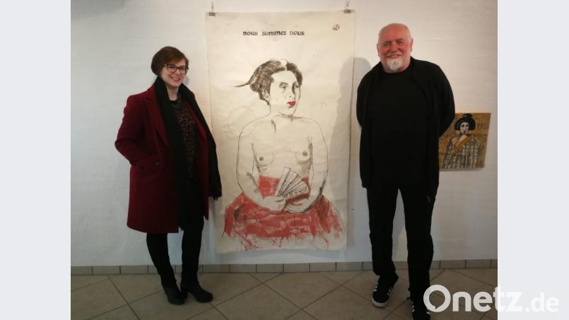 Carolin-Sophie Ebeling führte das Publikum bei der Vernissage in das Schaffen Günter Kempfs ein. Der Maler stellt in Pielenhofen aus. Bild: peg