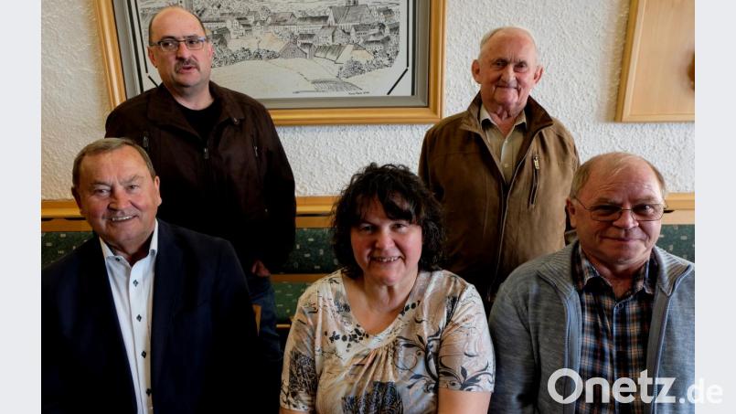 Sie treten für soziale Gerechtigkeit, Frieden und Freiheit ein. Sitzend von links: Zweiter Vorsitzender Fritz Sommer, dessen Stellvertreterin Brigitte Beer und Vorsitzender und Schriftführer Josef Beer. Stehend von links: Rechnungsprüfer Bernhard Höning und Beisitzer Hans Höning. Nicht im Bild Kassier Gerhard Schaller. Bild: le