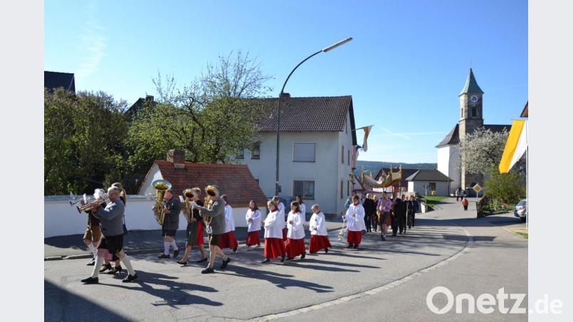 Traditionell sind die Feierlichkeiten zum Girngdoch in Etzgersrieth. Viele Gläubigen nahmen am Gottesdienst zum Patrozinium und dem Umzug durch das Dorf teil. Bild: gi