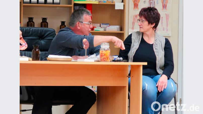 Jedes Wort muss sitzen - auch bei den Proben der Laienspielgruppe für die Komödie „Der Heiler von Friedenfels“. Hier eine Szene mit Thomas Schlosser und Jutta Schlicht. Bild: bsc