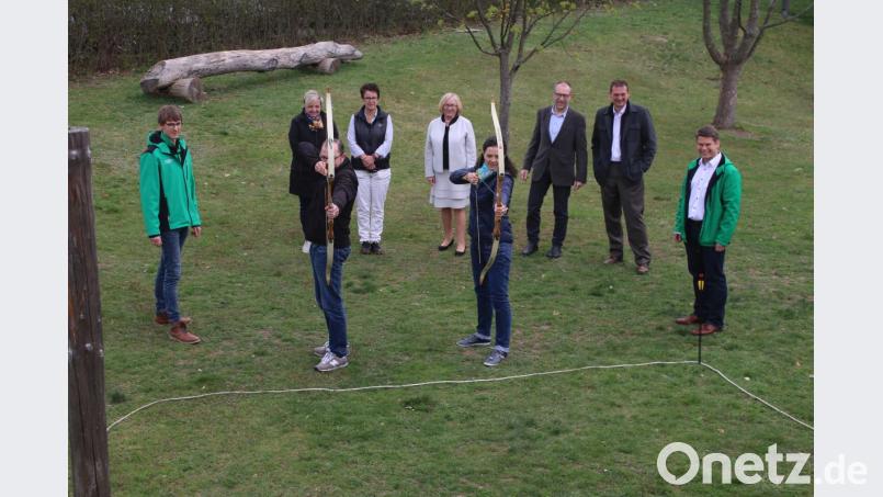 Bogenschießen wie die Indianer: Andreas Schricker von den Stadtwerken Weiden und Gleichstellungsbeauftragte Karin Hauser-Dötterl vom Landratsamt in Tirschenreuth üben schon einmal. Das Ferienprogramm von Learning Campus ist vielseitig. Bild: psne