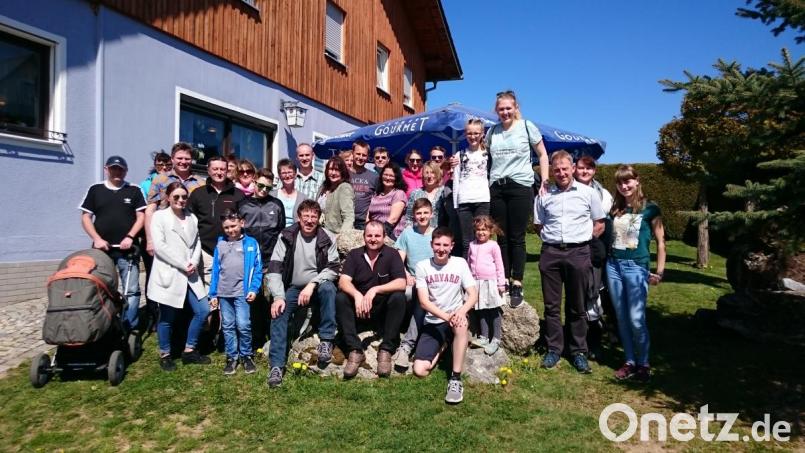 Die &quot;Emmausgänger&quot; der Burkhardsreuther Feuerwehr erwischen für ihre Wanderung am Ostermontag bestes Wetter. Bild: bjp