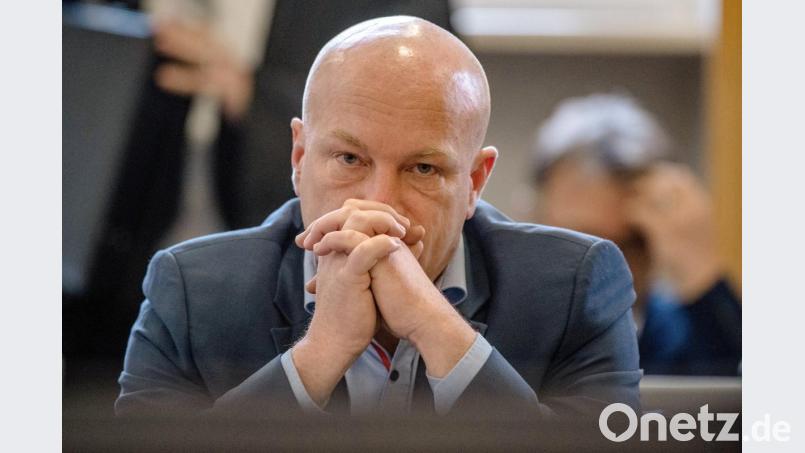 Joachim Wolbergs (SPD), suspendierter Regensburger Oberbürgermeister, sitzt im Landgericht im Verhandlungssaal. Foto: Armin Weigel/Archiv Bild: Armin Weigel