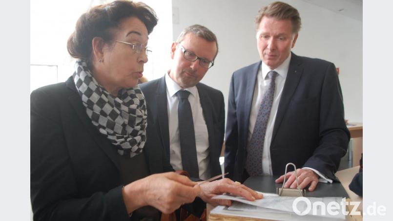 Anna Lottner zeigt Jürgen Helmes (rechts) und Martin Kammerer von der IHK Dokumente von NS-Opfer Michael Lottner, die sie in einem Ordner gesammelt hat. Bild: gib