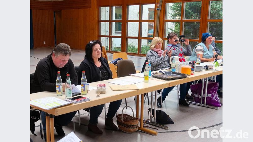 Mitlesen, einzelne Szenen im Film festhalten und Notizen machen - auch das gehört zu den Aufgaben bei den Proben. Martin Bischof, Renate Rögner, Petra Würth, Lukas Schultes und Gabi Lang (von links) verfolgen die einzelnen Abschnitte genau und protokollieren Gedanken und mögliche Veränderungen. Bild: bsc