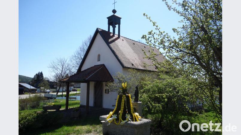 Vor der Barbarakapelle errichteten die Mitglieder der Ortsfeuerwehr eine kleine Osterkrone auf dem Floriansbrunnen. Bild: fjo