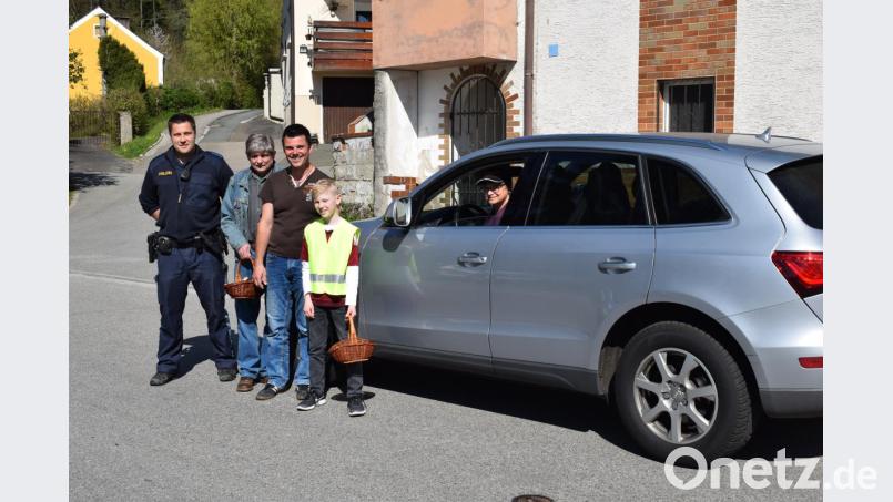 Die Verkehrswacht und ihre Helfer verteilen 500 Ostereier an die Verkehrsteilnehmer. Bild: bnr