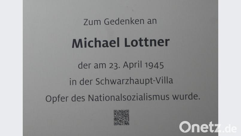 Smartphone-Besitzer können sich mit dem QR-Code auf der Gedenktafel weitere Informationen über Michael Lottner aufs Handy holen. Bild: gib