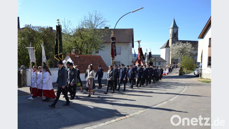 Traditionell sind die Feierlichkeiten zum Girngdoch in Etzgersrieth. Viele Gläubigen nahmen am Gottesdienst zum Patrozinium und dem Umzug durch das Dorf teil. Bild: gi