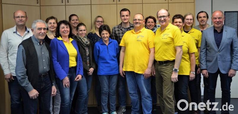 Der Schwimmverein AquaVitalis wählt ein neues Vorstandsgremium: Vorsitzender Bernhard Fleischmann (Fünfter von links), zweiter Vorsitzender Robert Mangold (Siebter von links), Jugendbeauftrager Markus Doschat (Achter von links) und Bürgermeister Roland Strehl (links). Bild: exb