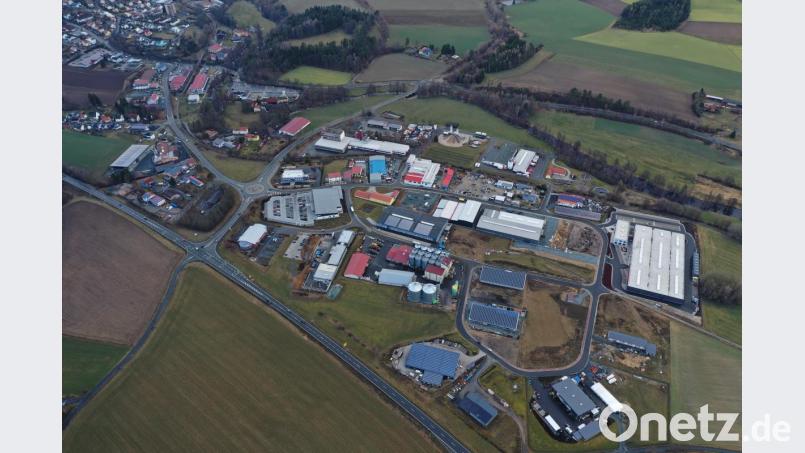 Wer hätte vor zwei Jahrzehnten die rasante Entwicklung des „Gewerbeparks Erbendorf“ vorausgesehen? Im Zusammenwirken mit staatlichen Fördergebern und einer vorausschauenden kommunalen Wirtschaftspolitik wurden hier attraktive Gewerbeflächen geschaffen. Bild: rw
