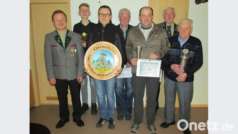 Bild zeigt die Gewinner:
Eine ruhige Hand und ein sicheres Auge beweisen (von links) Schießleiter Bernd Bauer, Fabian Lindner, Sebastian Bauer, Hubert Schmidt, Michael Heindl, Vorsitzenden Reinhold Schraml und Josef Heindl. Bild: soj