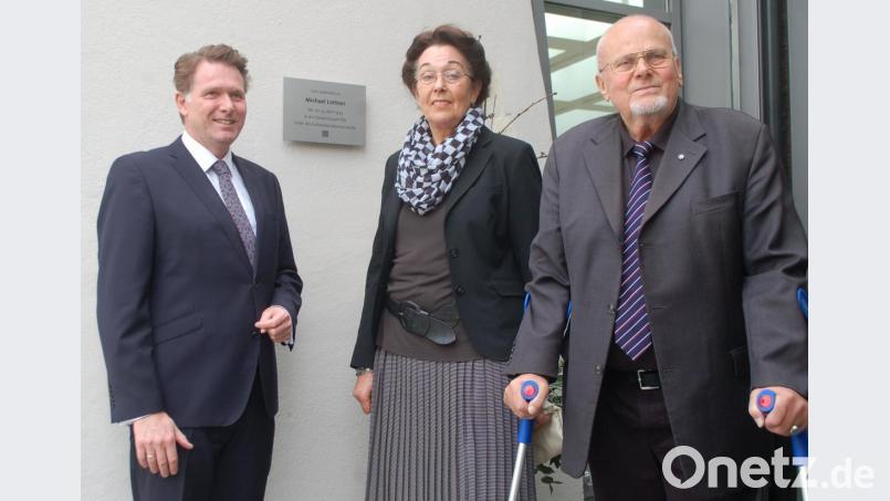 IHK-Hauptgeschäftsführer Jürgen Helmes (links) enthüllte die Gedenktafel für Michael Lottner zusammen mit Anna und Alfred Lottner. Bild: gib