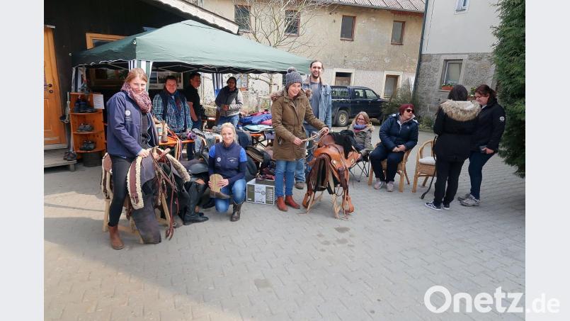 Auf reges Interesse stieß der erste Reiterflohmarkt der "Pferdefreunde Grenzmühle“. Im Gastraum und auf dem Freigelände boten Pferdefreunde alles rund ums Pferd an. Bild: bsc
